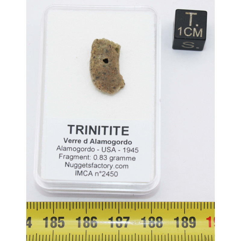 Fragment de trinitite dans une boîte - Verre d Alamogordo (USA - 0.80 gramme - 096*) Fragment de trinitite dans une boîte - Verre d Alamogordo (USA - 0.80 gramme - 096*)