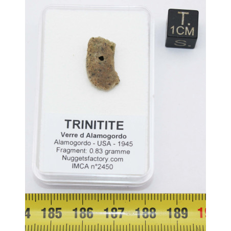 Fragment de trinitite dans une boîte - Verre d Alamogordo (USA - 0.80 gramme - 096*)