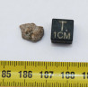 Météorite lunaire Laâyoune 002 dans une boite Feld Breccia (Maroc - 0.254 gramme 058**)
