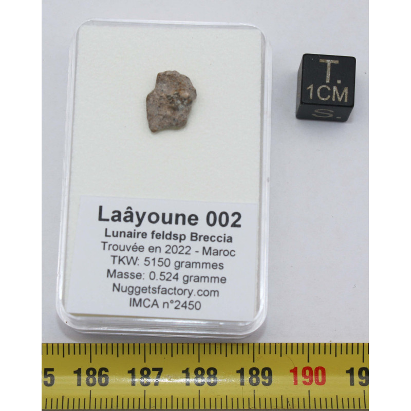 Météorite lunaire Laâyoune 002 dans une boite Feld Breccia (Maroc - 0.254 gramme 058**) Météorite lunaire Laâyoune 002 dans une boite Feld Breccia (Maroc - 0.254 gramme 058**)