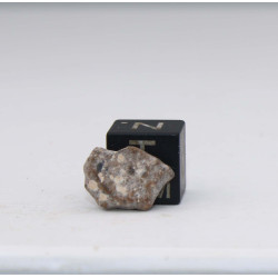 Météorite lunaire Laâyoune 002 dans une boite Feld Breccia (Maroc - 0.254 gramme 058**)