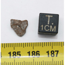 Météorite lunaire Laâyoune 002 dans une boite Feld Breccia (Maroc - 0.342 gramme 060**)