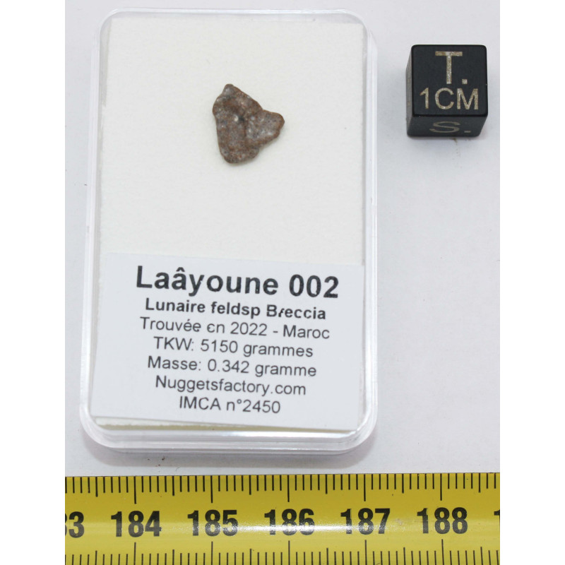 Météorite lunaire Laâyoune 002 dans une boite Feld Breccia (Maroc - 0.342 gramme 060**)