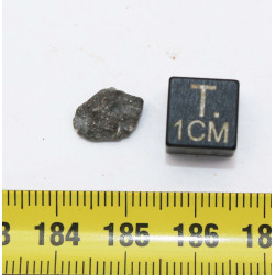 Météorite lunaire Laâyoune 002 dans une boite Feld Breccia (Maroc - 0.340 gramme 061**)