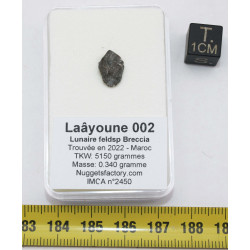Météorite lunaire Laâyoune 002 dans une boite Feld Breccia (Maroc - 0.340 gramme 061**)