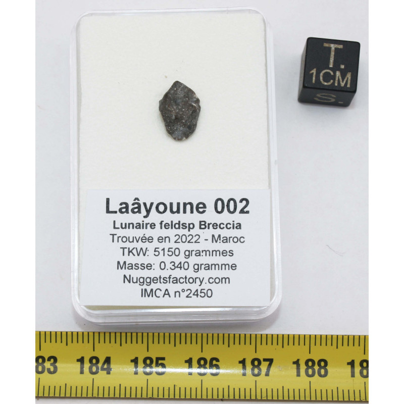 Météorite lunaire Laâyoune 002 dans une boite Feld Breccia (Maroc - 0.340 gramme 061**)