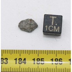 Météorite lunaire Laâyoune 002 dans une boite Feld Breccia (Maroc - 0.340 gramme 061**)