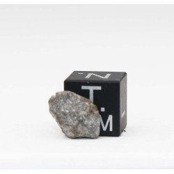 Météorite lunaire Laâyoune 002 dans une boite Feld Breccia (Maroc - 0.340 gramme 061**)