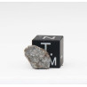 Météorite lunaire Laâyoune 002 dans une boite Feld Breccia (Maroc - 0.340 gramme 061**)