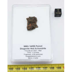 NWA 14056 Paired Achondrite HED Diogénite dans une boite (4.88 gramme - 012 **)