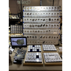 Collier pendentif météorite Aletaï dans une boite avec un cordon en cuir (Chine - 042 **)