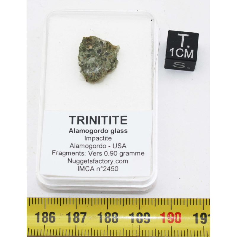 Fragment de trinitite dans une boîte - Verre d Alamogordo (USA - 0.90 gramme - 092*) Fragment de trinitite dans une boîte - Verre d Alamogordo (USA - 0.90 gramme - 092*)