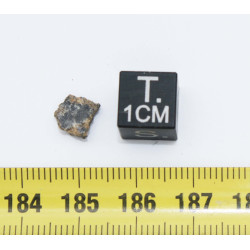 Talon de Météorite Lunaire NWA 13739 dans une boite Feld Breccia (Algérie - 0.240 gramme - 005 **)
