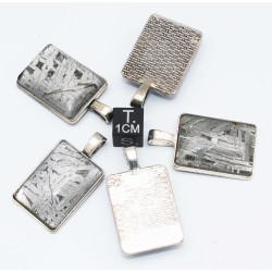 Collier pendentif météorite Aletaï dans une boite avec un cordon en cuir (Chine - 053 **)