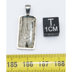 Collier pendentif météorite Aletaï dans une boite avec un cordon en cuir (Chine - 065**)