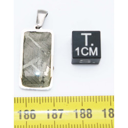 Collier pendentif météorite Aletaï dans une boite avec un cordon en cuir (Chine - 067**)