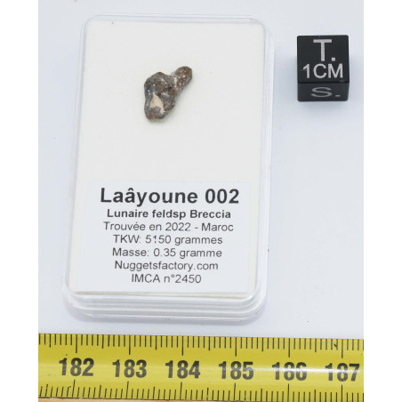 Météorite Lunaire Laâyoune 002 dans une boite Feld Breccia ( Maroc - 0.35 gramme - 062 ** )