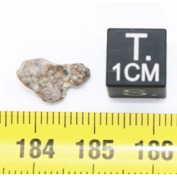 Météorite Lunaire Laâyoune 002 dans une boite Feld Breccia ( Maroc - 0.35 gramme - 062 ** )