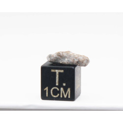 Météorite Lunaire Laâyoune 002 dans une boite Feld Breccia ( Maroc - 0.35 gramme - 062 ** )