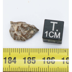 Météorite Lunaire Laâyoune 002 dans une boite Feld Breccia ( Maroc - 1.05 gramme - 063 ** )
