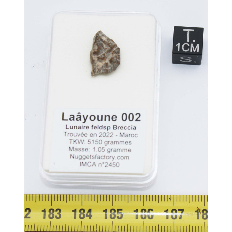 Météorite Lunaire Laâyoune 002 dans une boite Feld Breccia ( Maroc - 1.05 gramme - 063 ** )