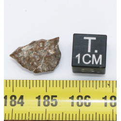 Météorite Lunaire Laâyoune 002 dans une boite Feld Breccia ( Maroc - 1.05 gramme - 063 ** )
