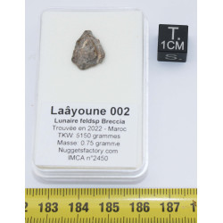 Météorite Lunaire Laâyoune 002 dans une boite Feld Breccia ( Maroc - 0.75 gramme - 064 ** )