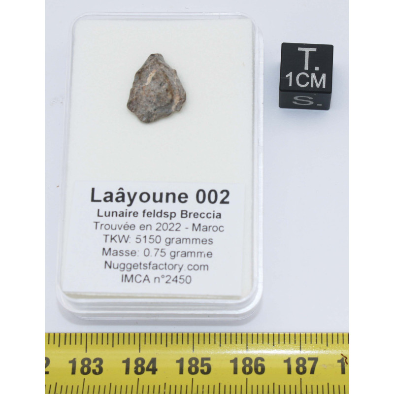 Météorite Lunaire Laâyoune 002 dans une boite Feld Breccia ( Maroc - 0.75 gramme - 064 ** )