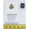 Météorite Lunaire Laâyoune 002 dans une boite Feld Breccia ( Maroc - 0.75 gramme - 064 ** )