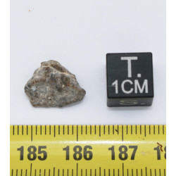 Météorite Lunaire Laâyoune 002 dans une boite Feld Breccia ( Maroc - 0.75 gramme - 064 ** )