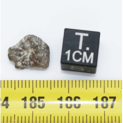 Météorite Lunaire Laâyoune 002 dans une boite Feld Breccia ( Maroc - 0.65 gramme - 065 ** )