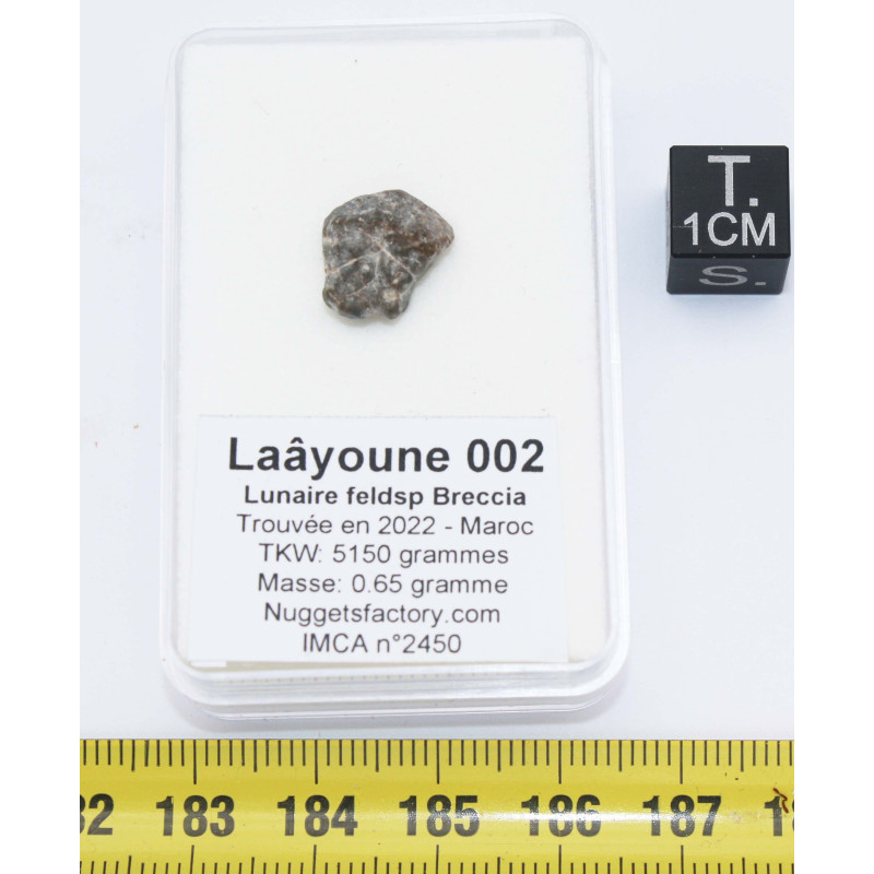 Météorite Lunaire Laâyoune 002 dans une boite Feld Breccia ( Maroc - 0.65 gramme - 065 ** )