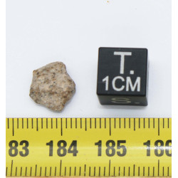 Météorite Lunaire Laâyoune 002 dans une boite Feld Breccia ( Maroc - 0.40 gramme - 067 ** )