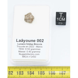 Météorite Lunaire Laâyoune 002 dans une boite Feld Breccia ( Maroc - 0.40 gramme - 067 ** )
