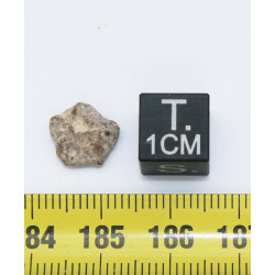Météorite Lunaire Laâyoune 002 dans une boite Feld Breccia ( Maroc - 0.40 gramme - 067 ** )
