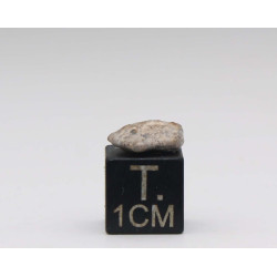 Météorite Lunaire Laâyoune 002 dans une boite Feld Breccia ( Maroc - 0.40 gramme - 067 ** )