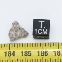 Météorite Lunaire Laâyoune 002 dans une boite Feld Breccia ( Maroc - 0.80 gramme - 068 ** )