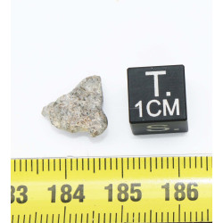 Météorite Lunaire Laâyoune 002 dans une boite Feld Breccia ( Maroc - 0.80 gramme - 068 ** )