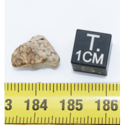 Météorite Lunaire Laâyoune 002 dans une boite Feld Breccia ( Maroc - 1.10 gramme - 069 ** )