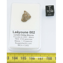 Météorite Lunaire Laâyoune 002 dans une boite Feld Breccia ( Maroc - 1.10 gramme - 069 ** )