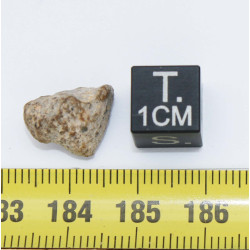 Météorite Lunaire Laâyoune 002 dans une boite Feld Breccia ( Maroc - 1.10 gramme - 069 ** )