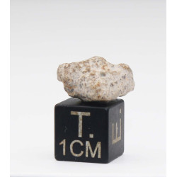 Météorite Lunaire Laâyoune 002 dans une boite Feld Breccia ( Maroc - 1.10 gramme - 069 ** )