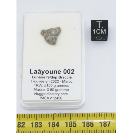 Météorite Lunaire Laâyoune 002 dans une boite Feld Breccia ( Maroc - 0.80 gramme - 068 ** )