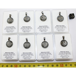 Collier pendentif météorite Aletaï dans une boite avec un cordon en cuir (Chine - 072**)