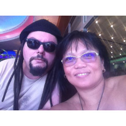 Impactite du cratère de Monturaqui dans une boite (Chili - 1.50 gramme - 005 **)