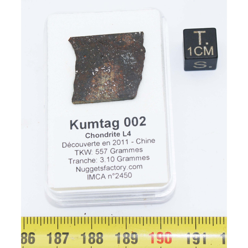 Tranche de Météorite Kumtag 002 dans une boite - Chondrite L4( Chine - 3.10 grammes -  001 ** )