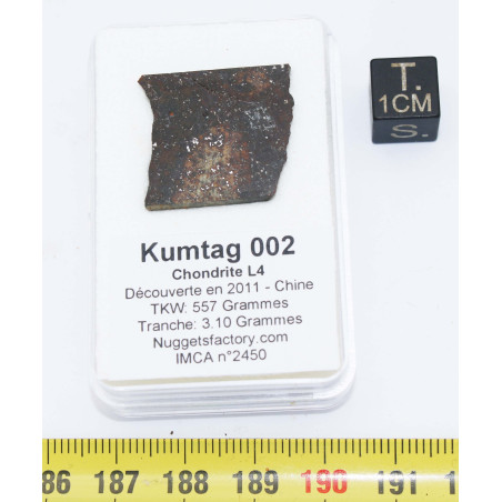 Tranche de Météorite Kumtag 002 dans une boite - Chondrite L4( Chine - 3.10 grammes -  001 ** )