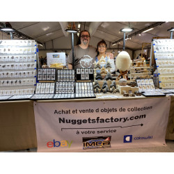 Talon de Météorite JAH 933 dans une boite Chondrite H3 (Oman - 4.30 grammes - 004** )