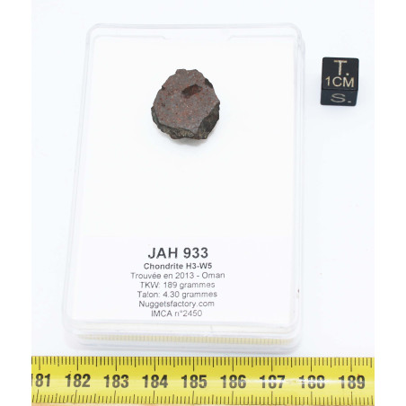 Talon de Météorite JAH 933 dans une boite Chondrite H3 (Oman - 4.30 grammes - 004** )