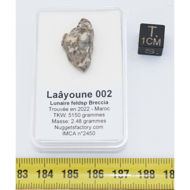 Météorite Lunaire Laâyoune 002 dans une boite Feld Breccia (Maroc - 2.48 grammes - 070 **)
